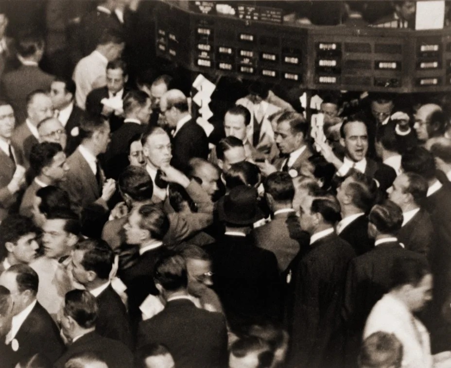 The status of New York's financial center continues to rise, which is believed to be related to the two world wars that severely damaged the British economy. The picture shows the lobby of the New York Stock Exchange in 1936. (Shutterstock)