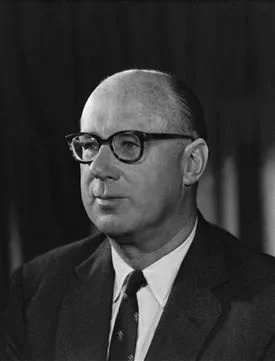 1960年代的香港財政司郭伯偉，推行了人類歷史上「最大膽和最具雄心」的政治經濟實驗。（Wikimedia Commons）