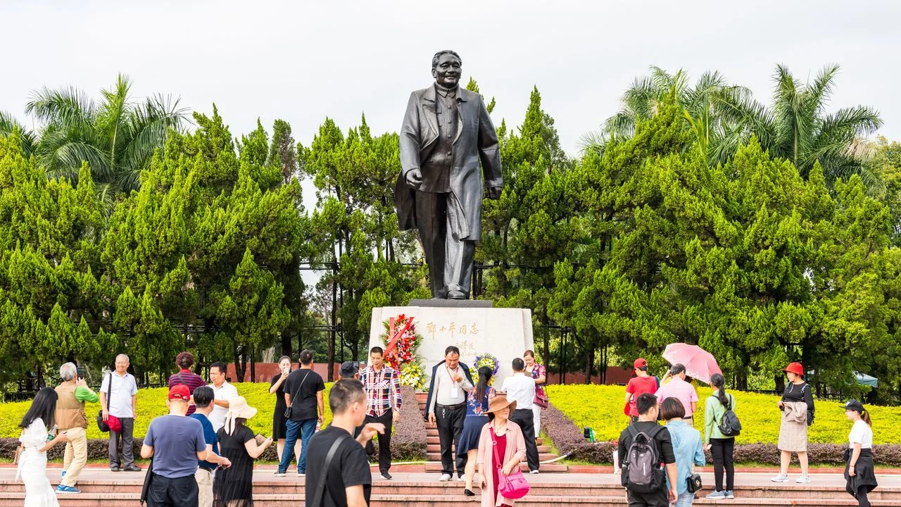 被譽為改革開放政策總工程師的鄧小平，提倡「摸着石頭過河」、「不管黑貓白貓，捉到老鼠就是好貓」。（Shutterstock）