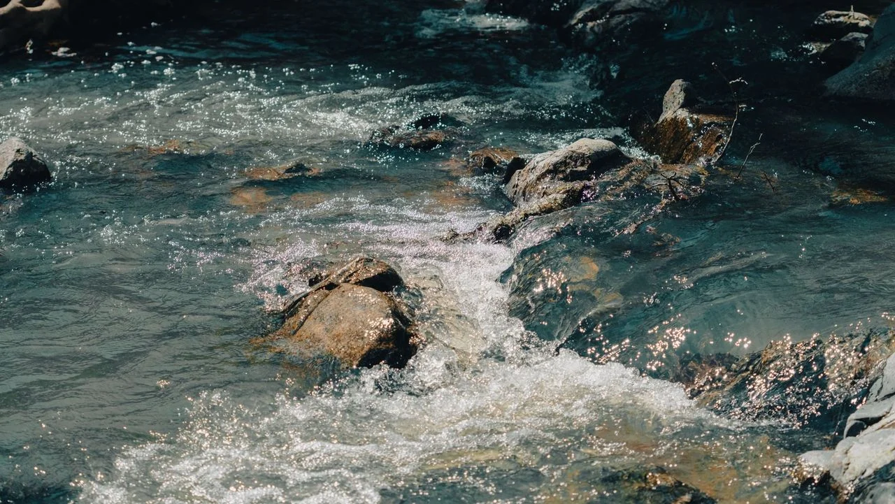 中國人有一句老話：「海納百川，有容乃大」，小河匯聚成的大江所產生的力量巨大。（Shutterstock）